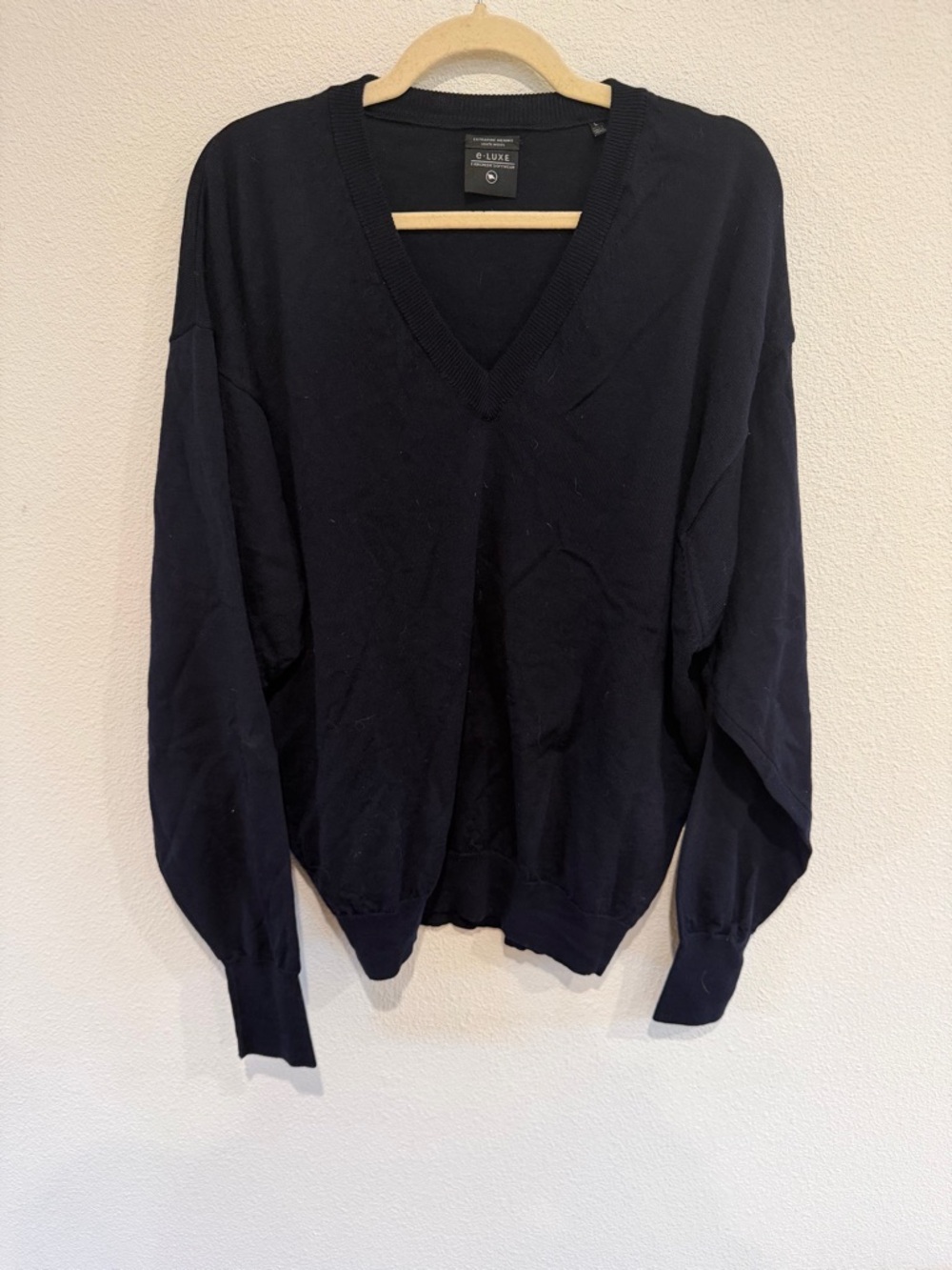 Luxe Men's Navy V-Neck Sweater